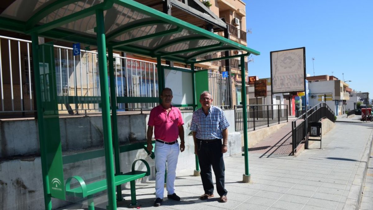 Nueva marquesina instalada en el bulevar Ciudad de Vícar.