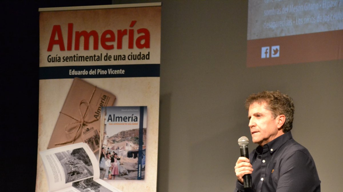 Eduardo D. Vicente en la presentación de su libro.