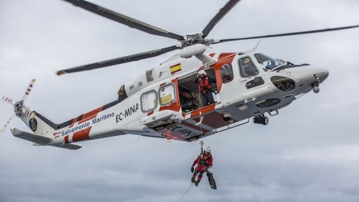 El helicóptero de Salvamento participa en la búsqueda.