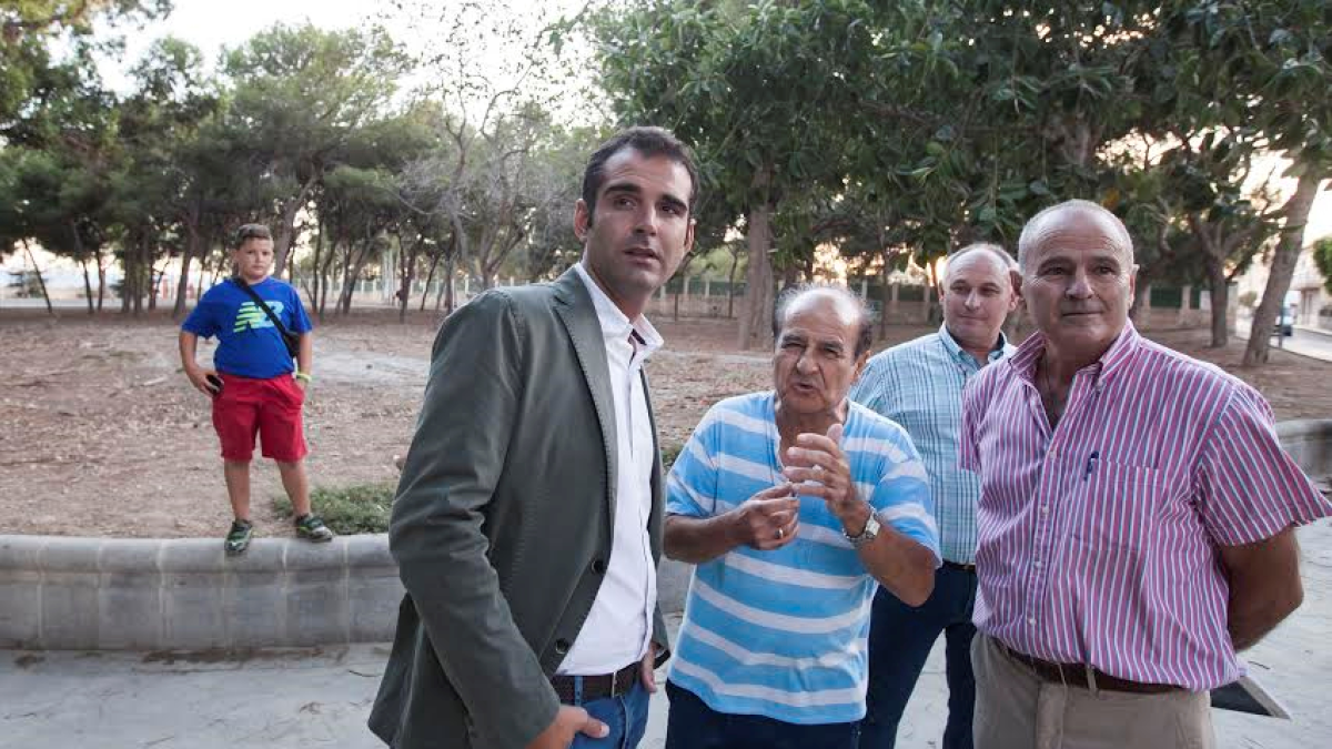el alcalde visitando el Parque de los Pinos.