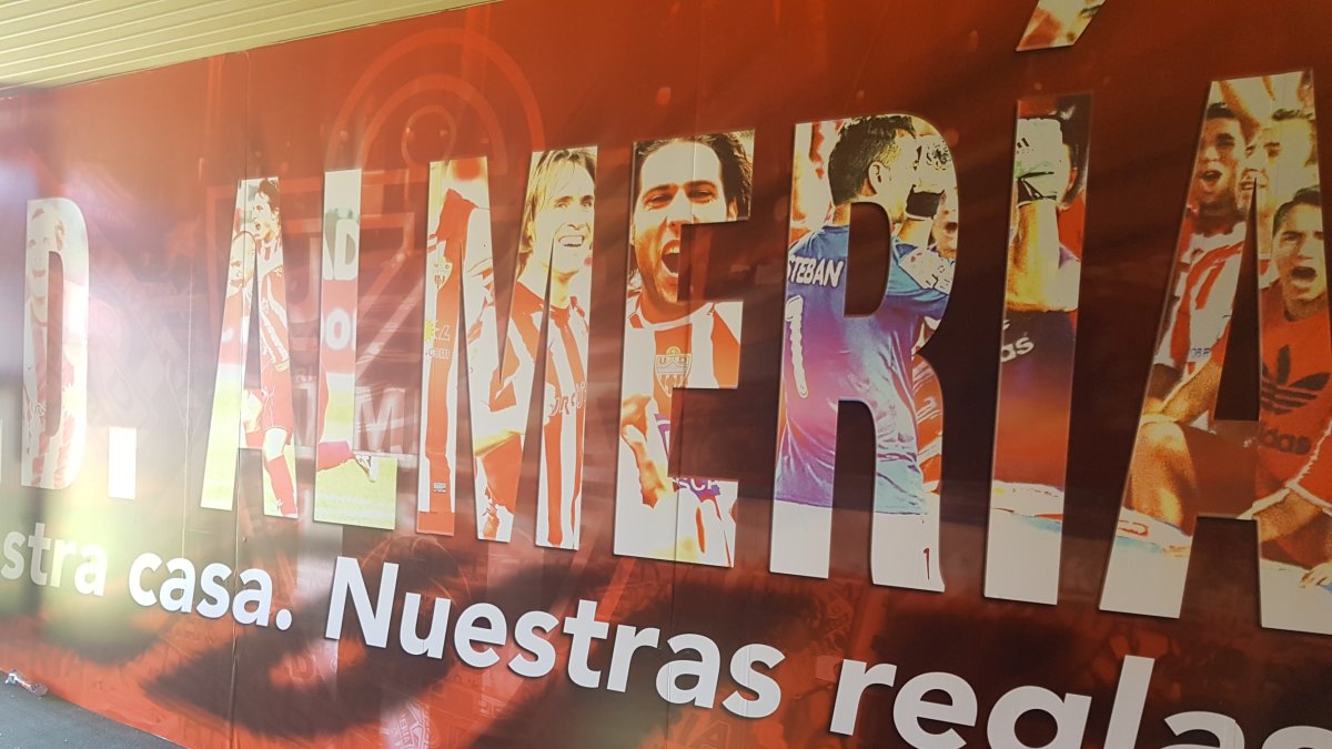 Panel en el túnel de acceso al Estadio.
