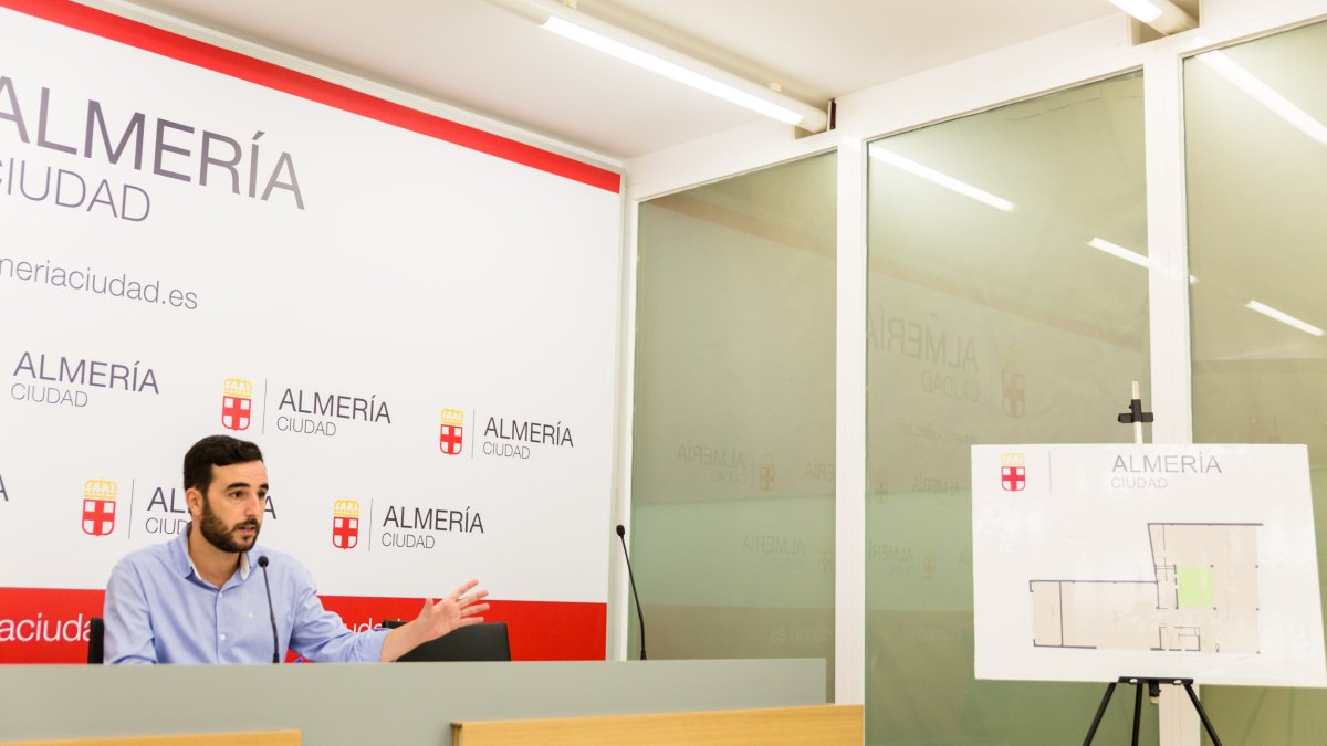 Carlos Sánchez, concejal de Fomento, en la presentación del nuevo edificio municipal de La Cañada.