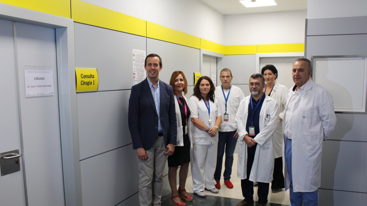Visita del delegado provincial de Salud a las nuevas consultas de Cirugía.