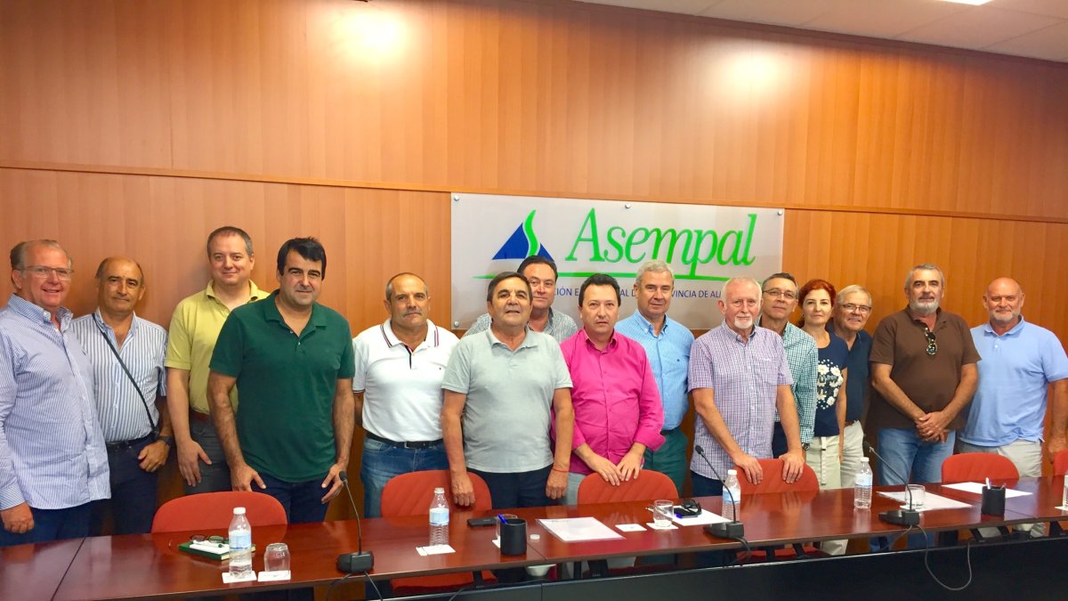 Asistentes a la reunión de la Mesa donde se acordó la petición al Gobierno de España.