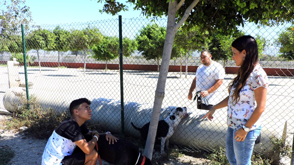 La concejala Inés Plaza en su visita al parque canino del Andarax.