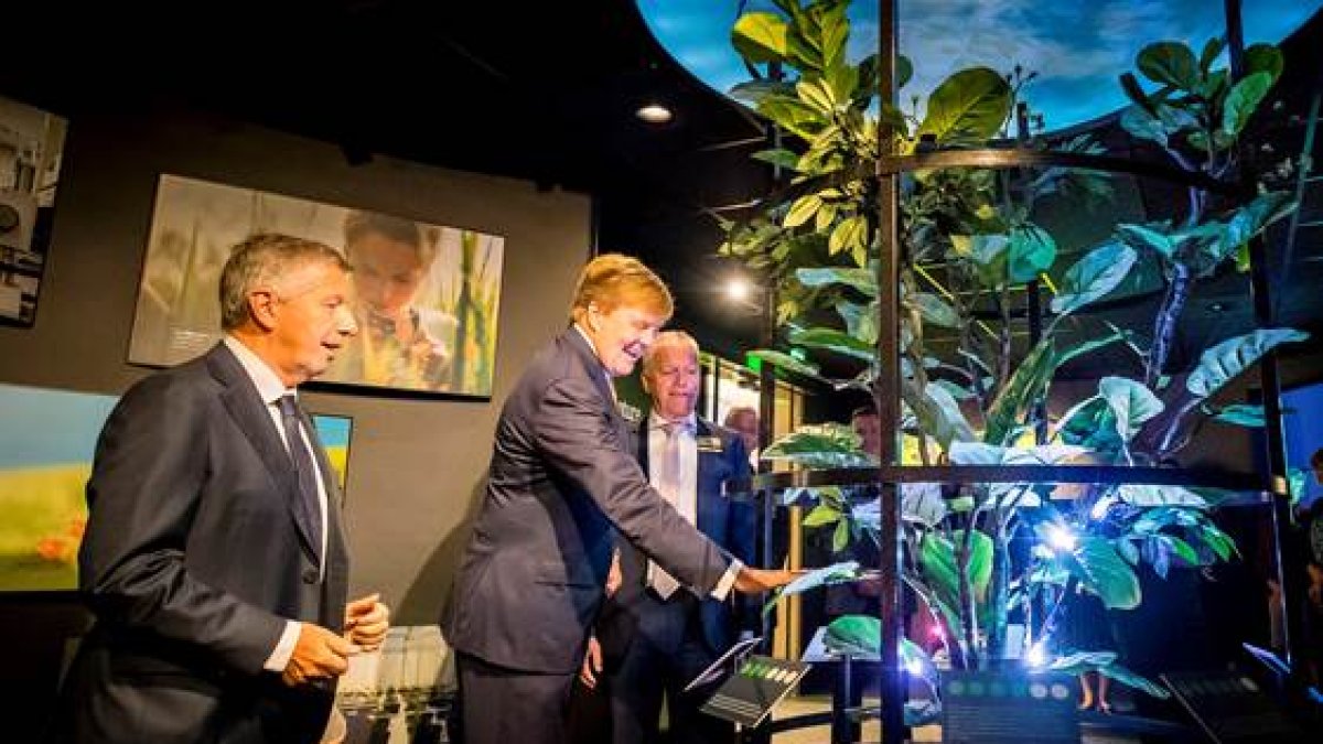 El Rey Guillermo Alejandro inaugura el Centro de Experiencia de Koppert, acompañado por Paul Koppert y Henri Oosthoek.?