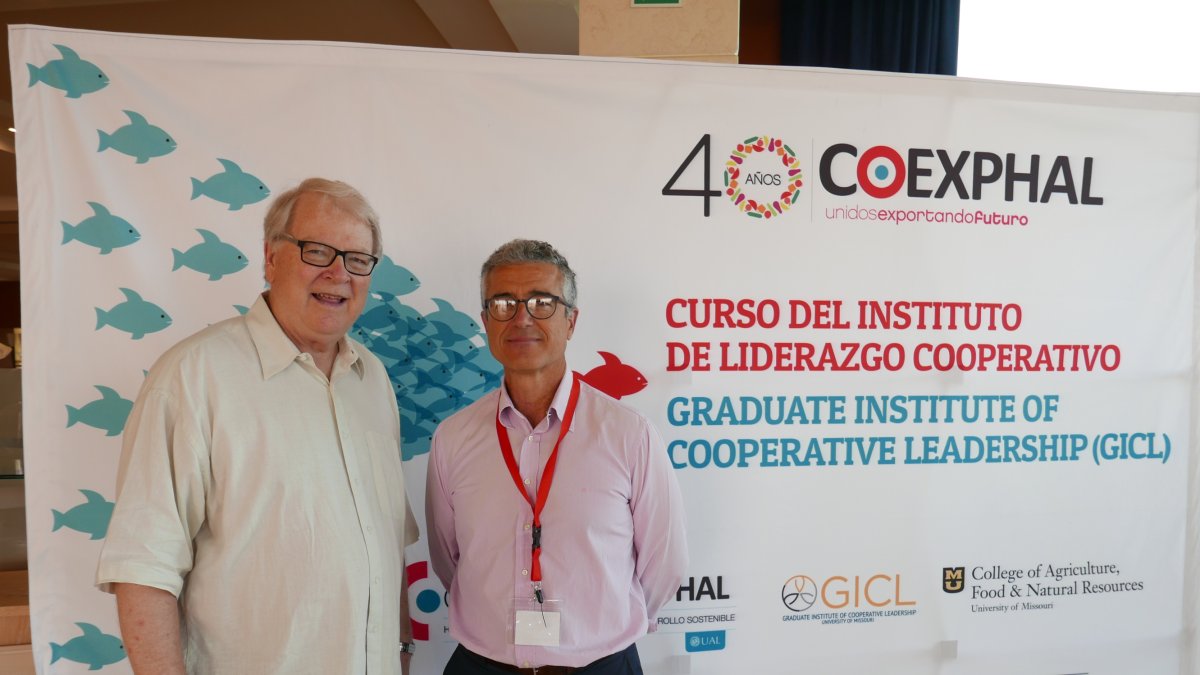 El consejero delegado de Coexphal, Juan Colomina, junto al economista estadounidense Michael Cook.