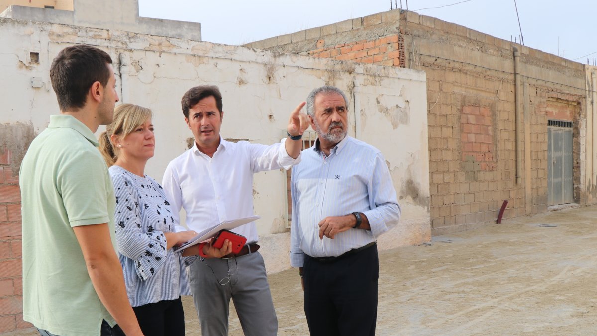 Comprobación de los trabajos llevados a cabo en el callejón de San Isidro.