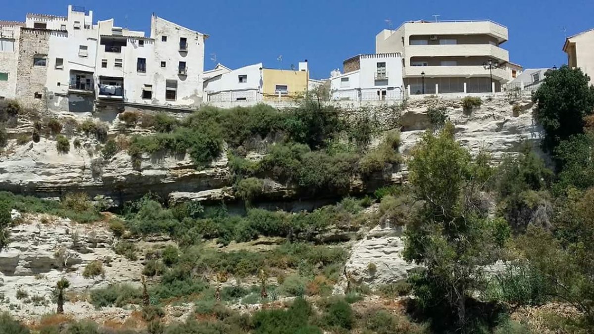 Casas colgantes en la rambla de Sorbas.
