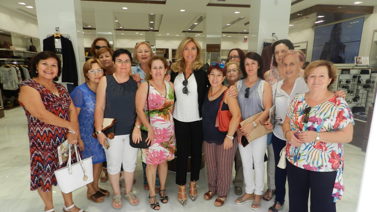 Norma Duval con algunas de las clientas que ayer acudieron a la nueva tienda, situada en el Bulevar de El Ejido.