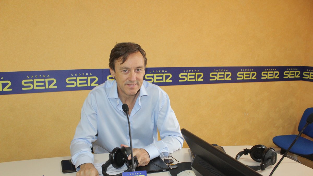 Rafael Hernando, portavoz parlamentario del PP, ayer, en los estudios de la Cadena SER en Almería.