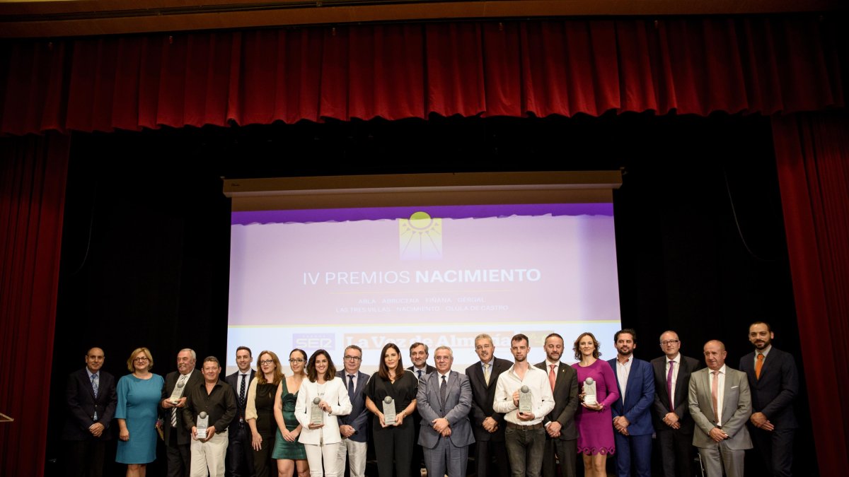 Foto de familia de los premiados en los IV Premios Nacimiento con autoridades y representantes de LA VOZ y Cadena SER en el Centro de Interpretación