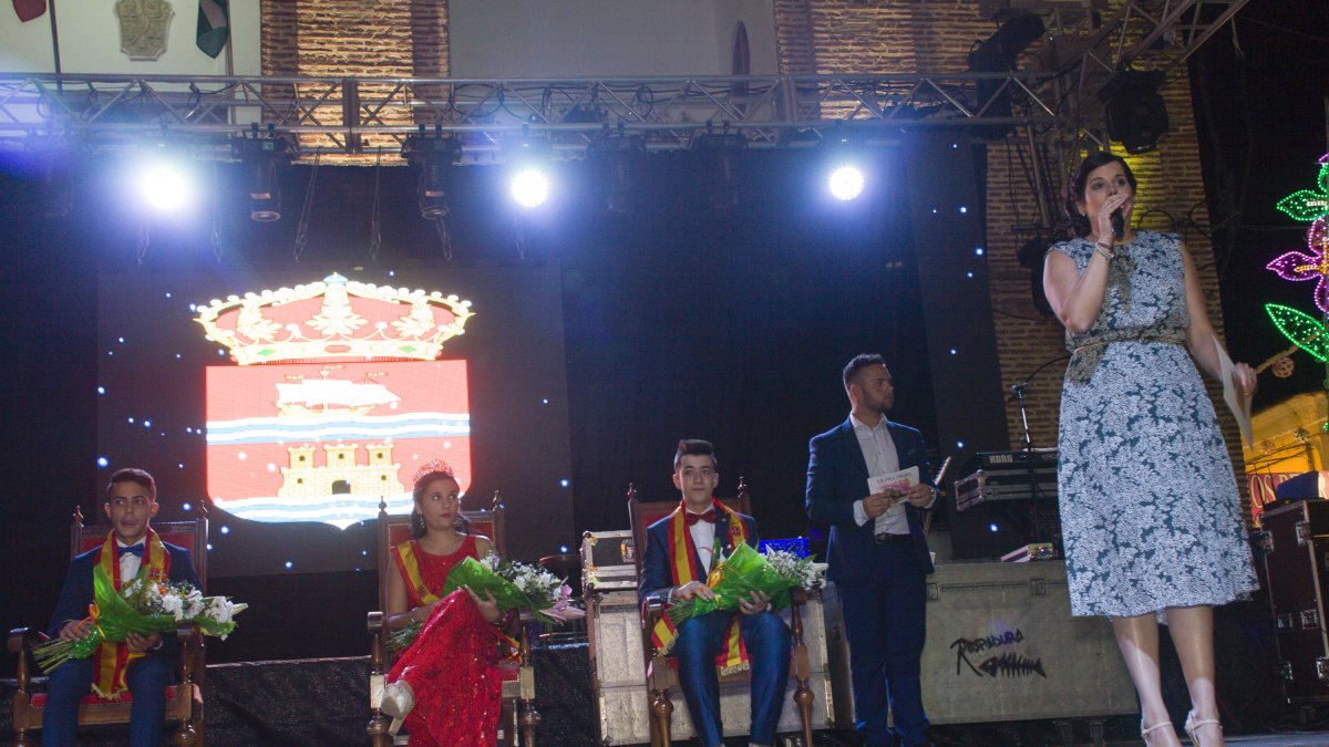La alcaldesa de Laujar, Almudena Morales, pronunciando el Saluda de las Fiestas Patronales como muestra la imagen de Afdez. Photo.