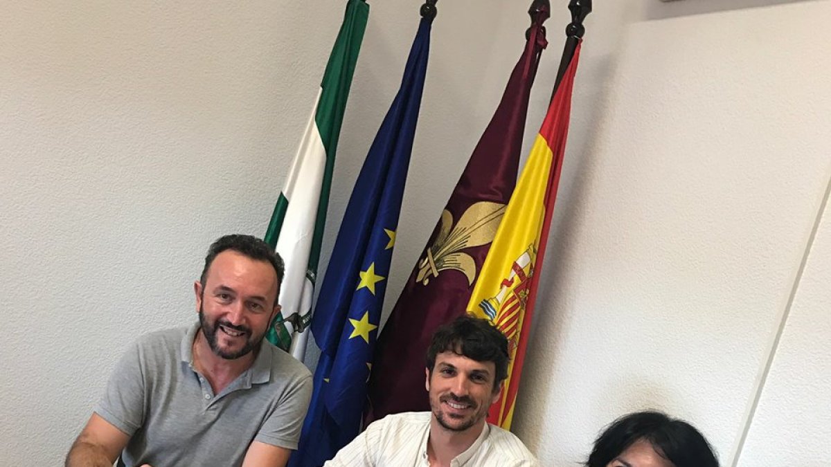 Dante Pérez, alcalde de Gimenells (Lérida), con los alcaldes de Bédar, Ángel Collado, y Los Gallardos, María González. Foto: La Opinión de Almería