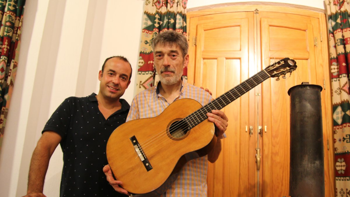 Jordi Franco y Carles Trepat, con La Invencible en la casa-museo de  Torres en La Cañada, donde fue construida hace  133 años.