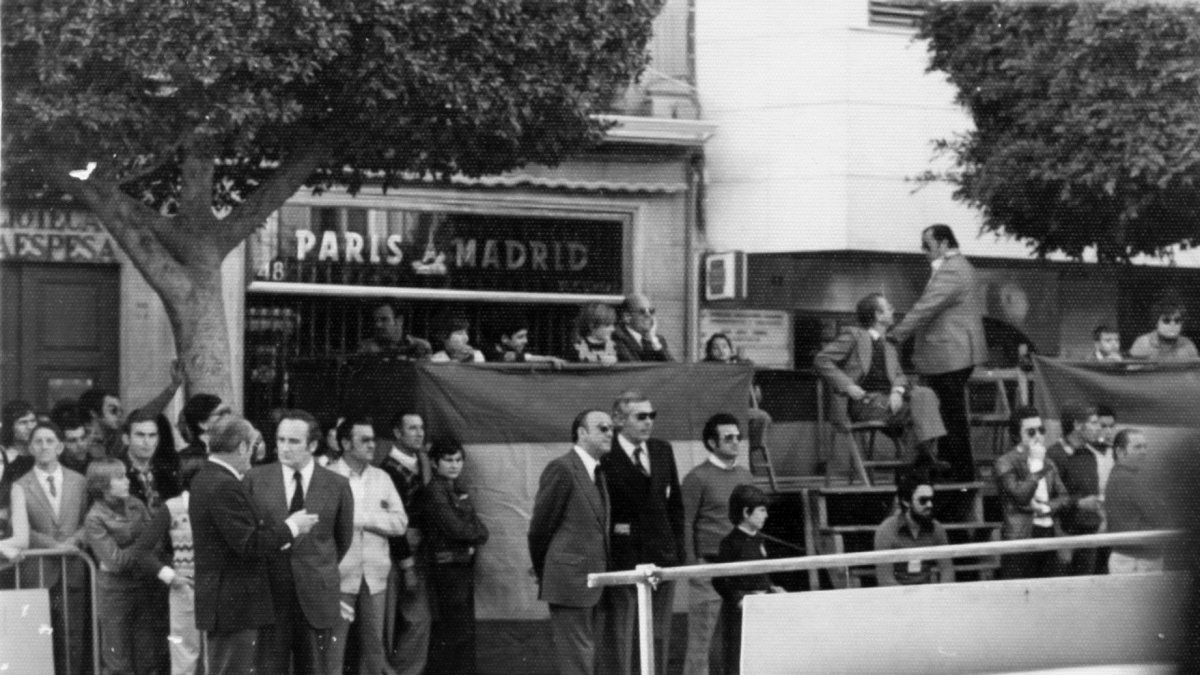El Paseo en los años setenta. Al fondo la fachada de la tienda de regalos y muebles de París-Madrid, con su escudo característico de la Torre Eiffel.