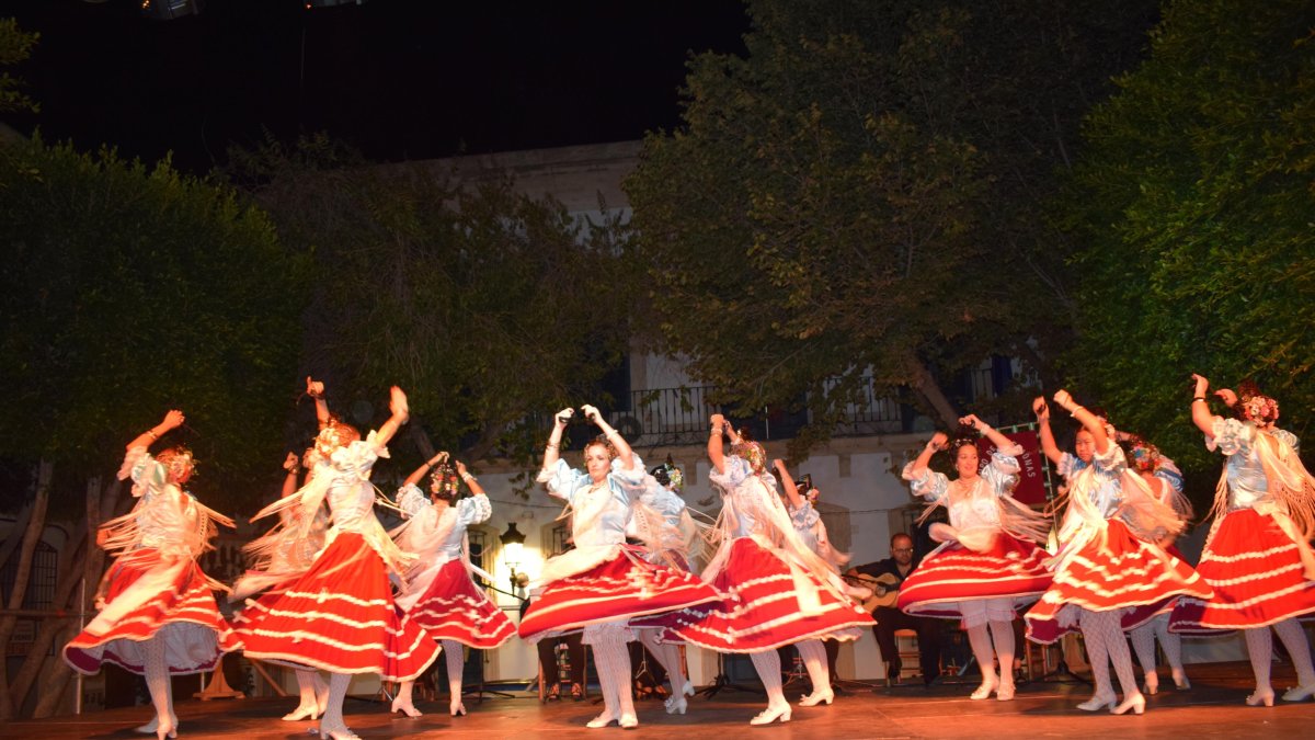 Los grupos Las Refajonas y El Ciecones durante su actuación.