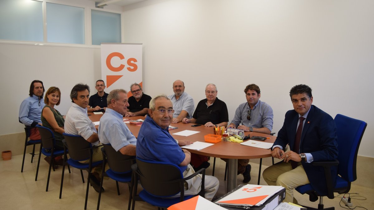 Imagen del encuentro mantenido entre promotores y responsables de Ciudadanos en Almería.