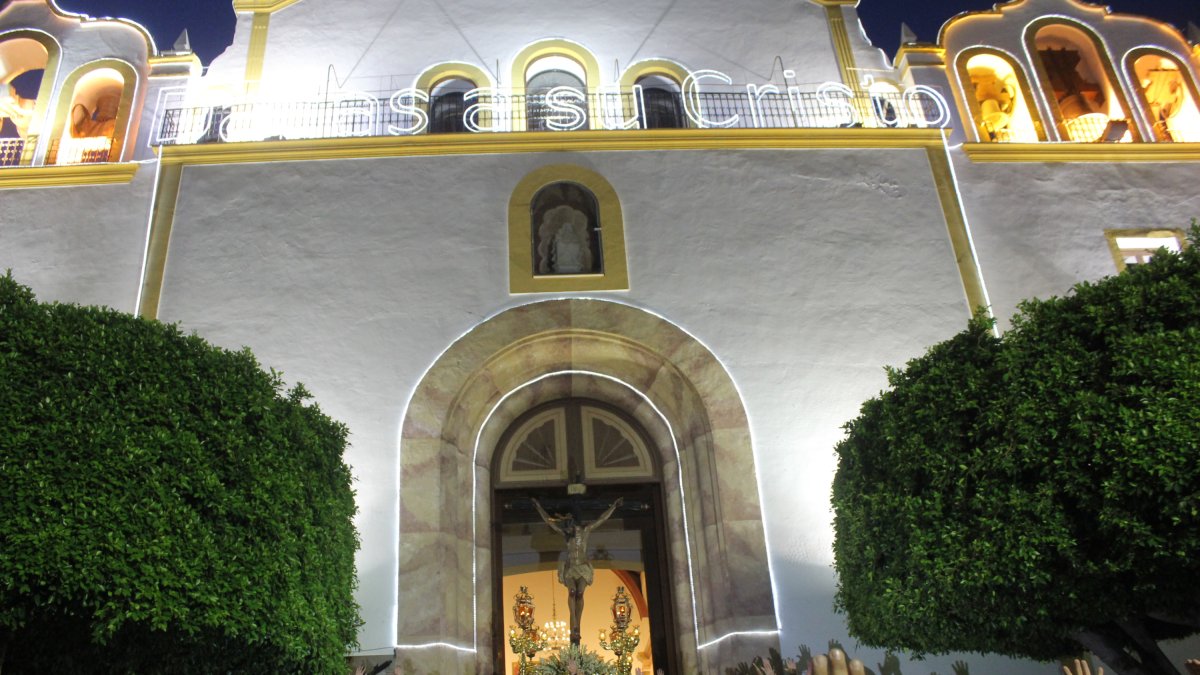 Impresionante y multitudinaria salida procesional del Santo Cristo de La Luz desde la iglesia Nuestra Señora de Ambrox, Dalías.