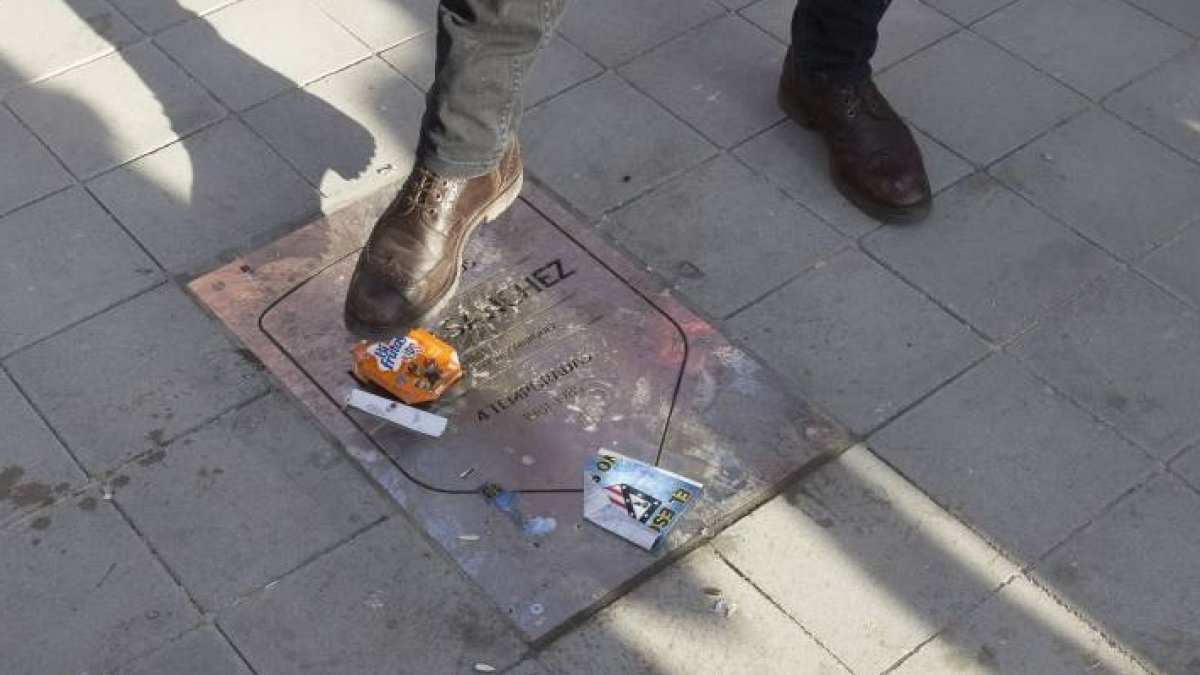 Placa de Hugo Sánchez en el Paseo de las Leyendas.