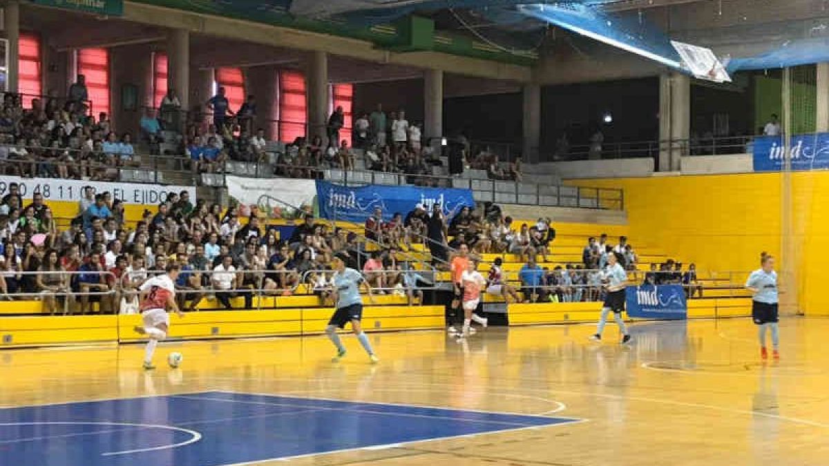 Buen ambiente en el partido del estreno,