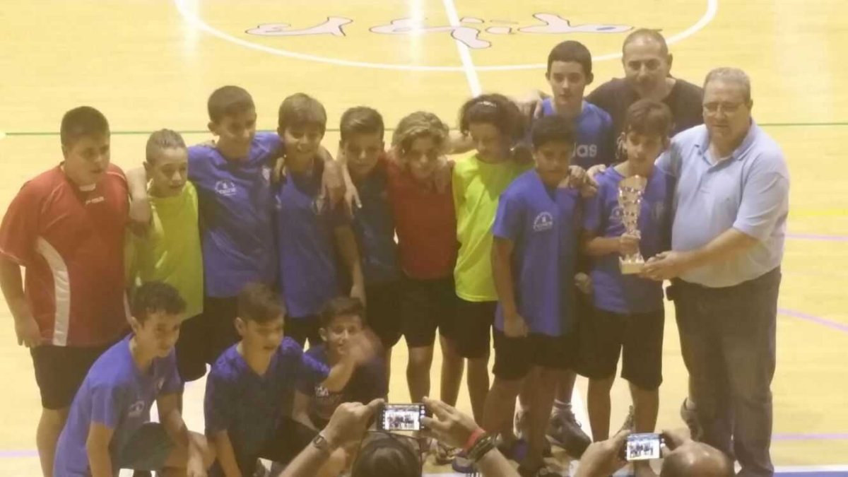 Los campeones con el presidente de El Ejido, Vicente Puertas.