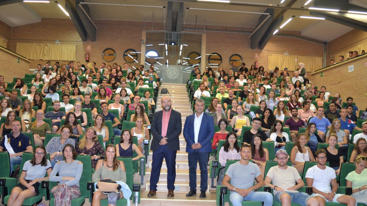 En la imagen, el rector y el vicerrector de Internacionalización en la recepción a los estudiantes Erasmus.