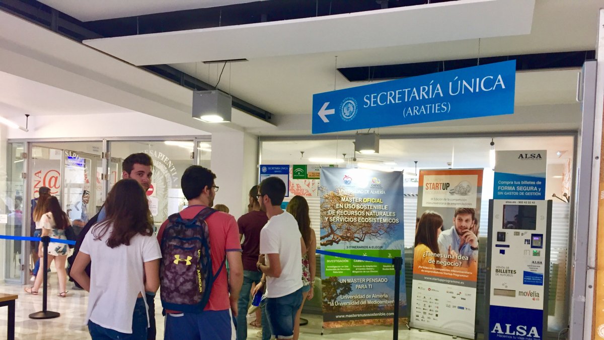 Estudiantes hacían cola ayer a las puertas de la Secretaría Única, en el edificio central de la UAL.
