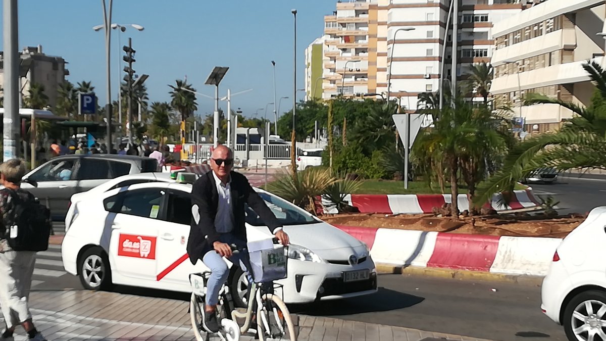 Joaquín Jiménez, delegado Fomento y Vivienda montado en bicicleta