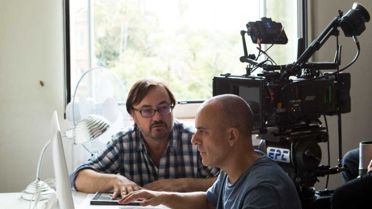 Manuel Martín Cuenca dando instrucciones a Javier Guitérrez durante el rodaje (Foto: Julio Vergne)