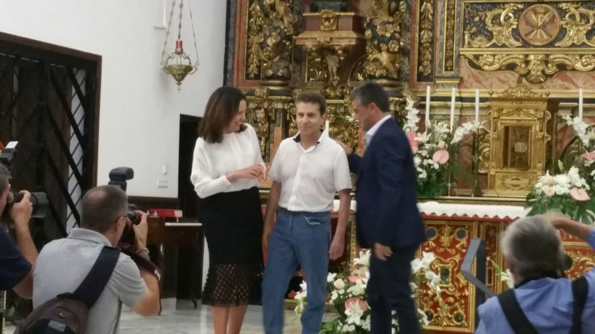 Eduardo D. Vicente recibiendo ayer la distinción.