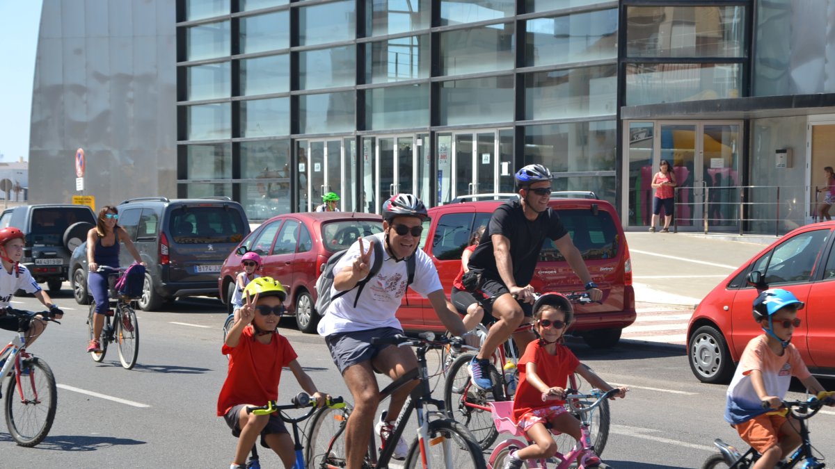 Padres e hijos disfrutaron de una jornada deportiva en el municipio.