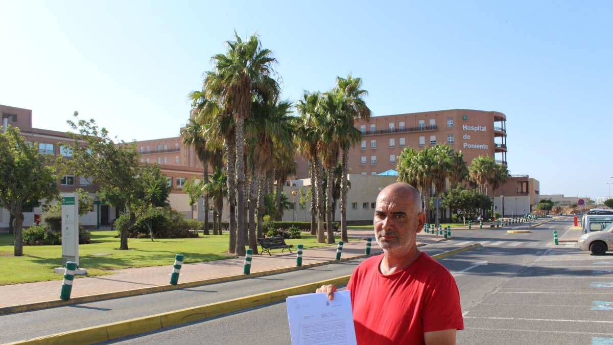 El abuelo con la denuncia frente al hospital.