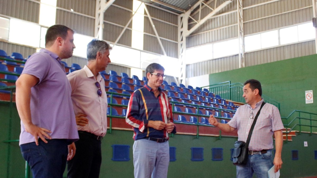 Cortés durante la visita a las obras en la pista.