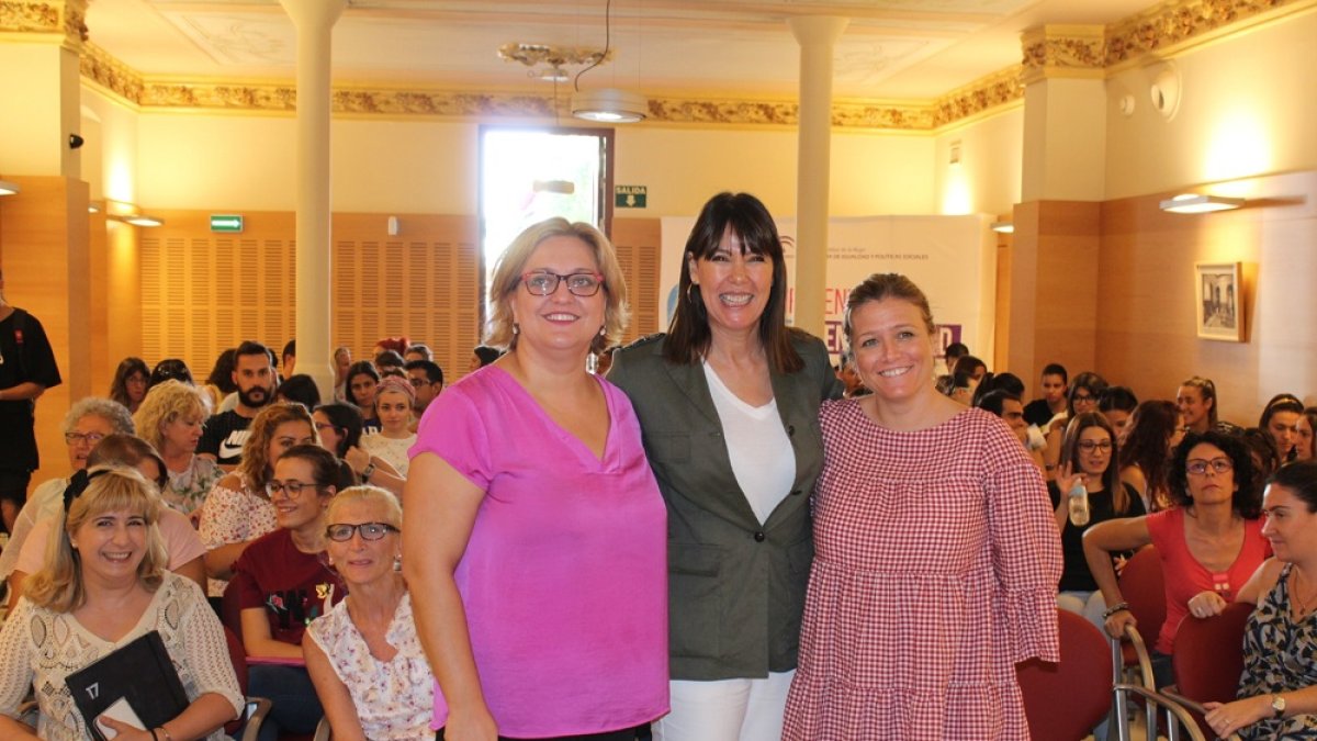 Mabel Lozano, con Francisca Serrano en la emisión esta mañana del documental.