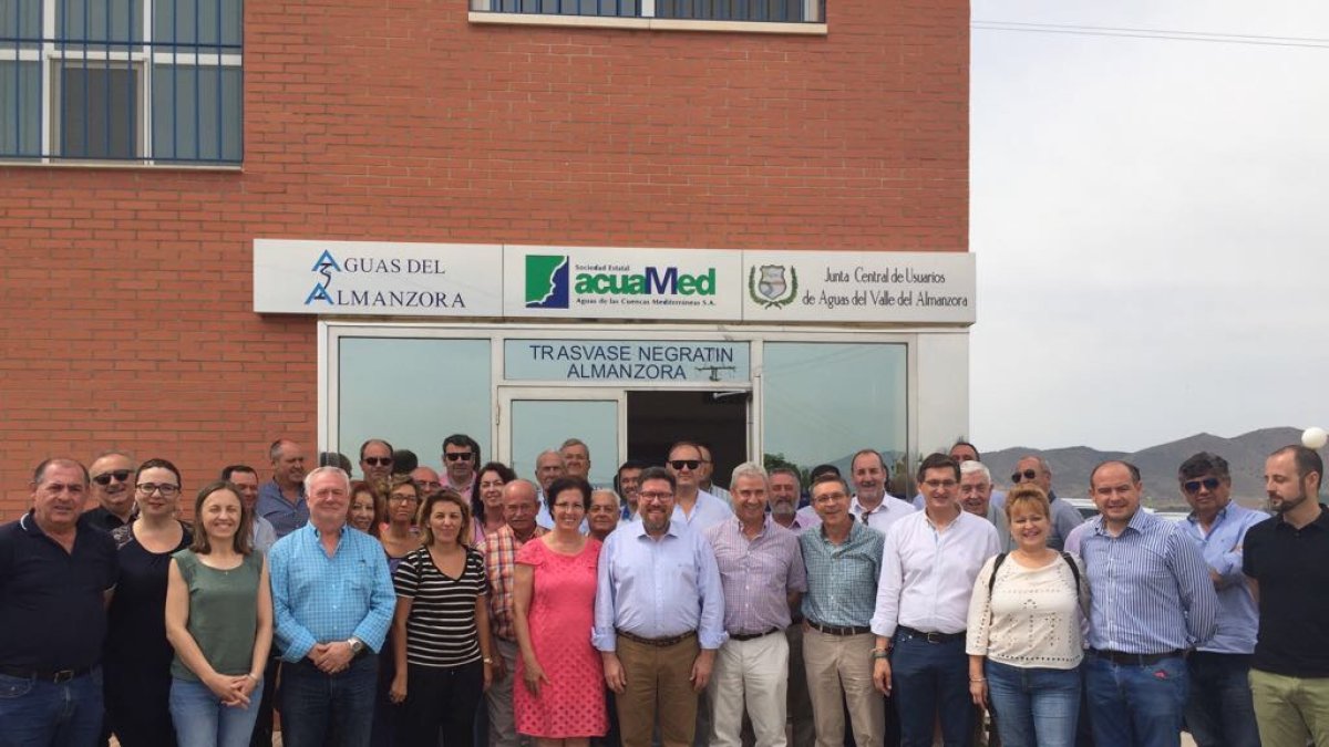 Regantes del Almanzora reunidos ante la sede de su comunidad de regantes.