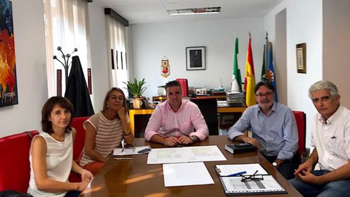 Reunión de técnicos de Salud y redactores del proyecto del nuevo Centro de Salud con el Alcalde de Viator.?