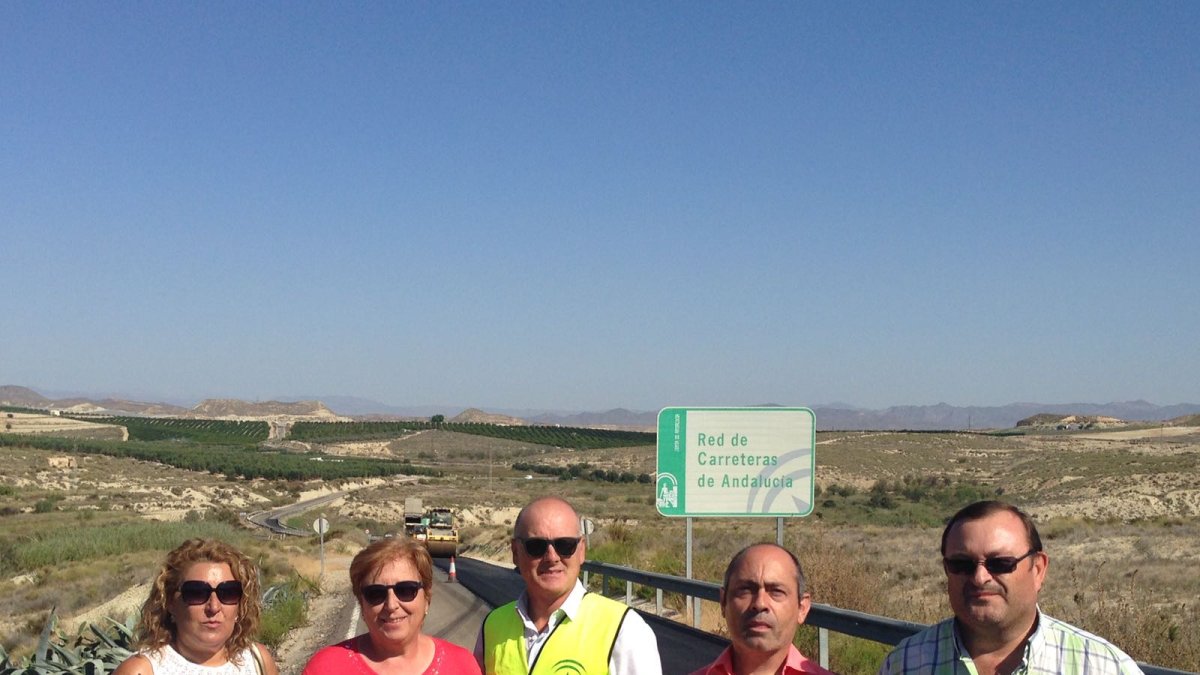 Jiménez con la alcaldesa y concejales de Antas.