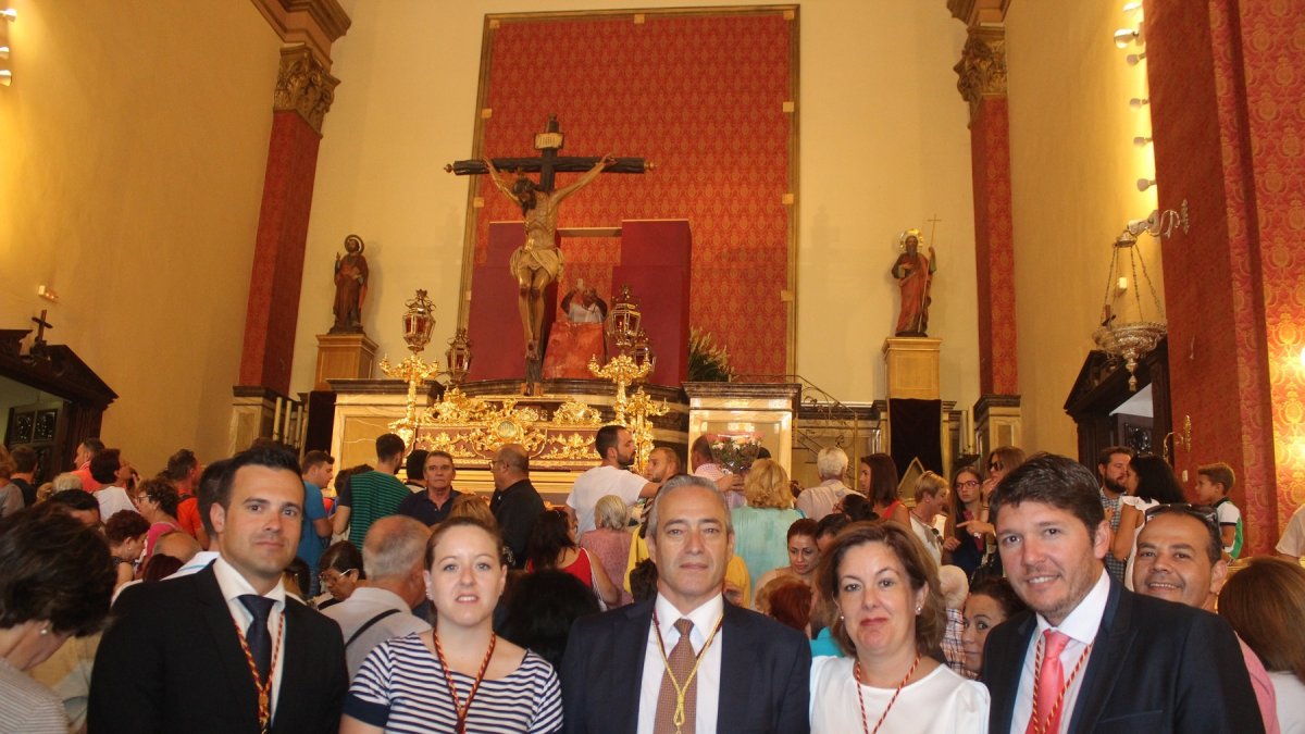 El alcalde y algunos concejales junto al Cristo.