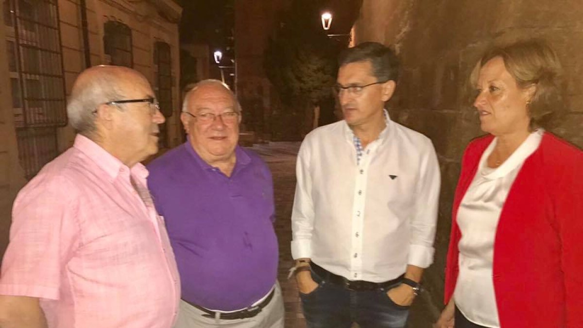 Teruel, con exdirigentes socialistas la noche del pasado lunes.