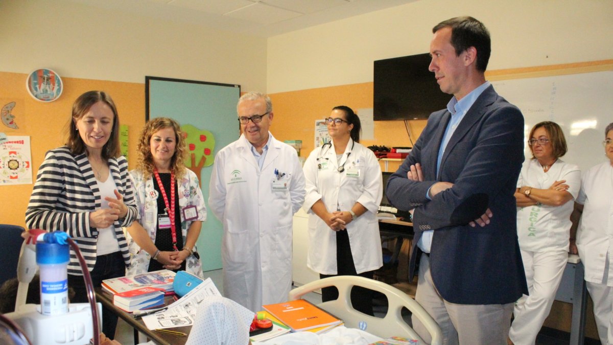 Los delegados de Educación y Salud, visitando esta mañana el aula hospitalaría de Nefrología.