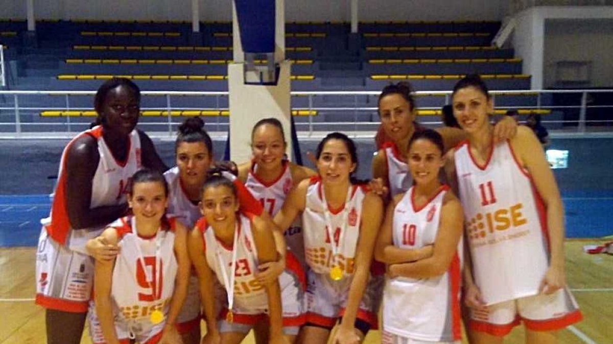 Las campeonas posan con la Copa.