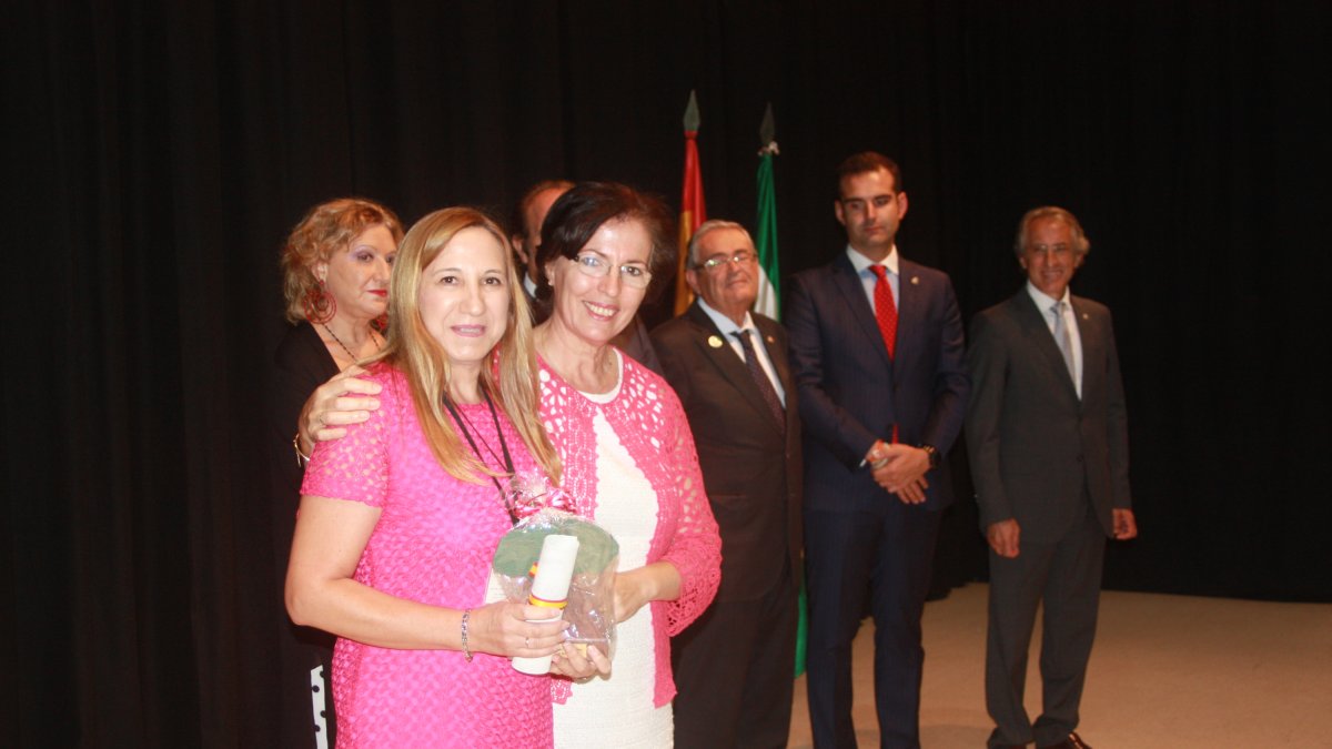 Autoridades durante la entrega de un reconocimiento a los profesores de la prisión.