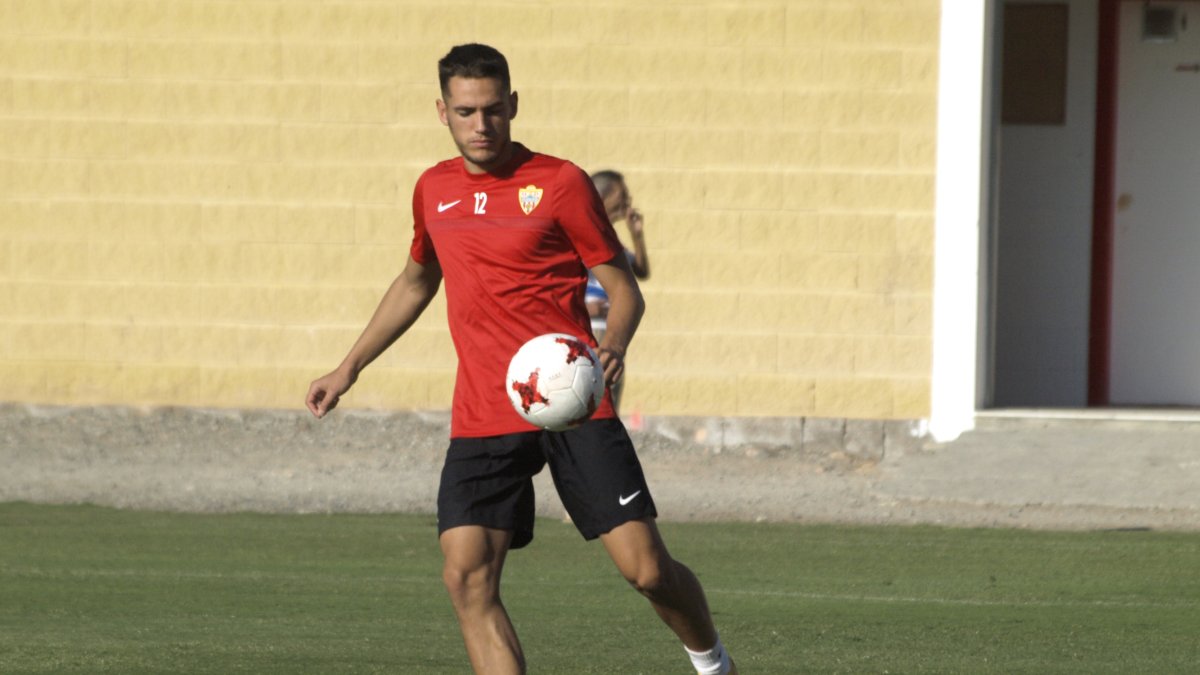 Álex Corredera en el campo de la Vega.