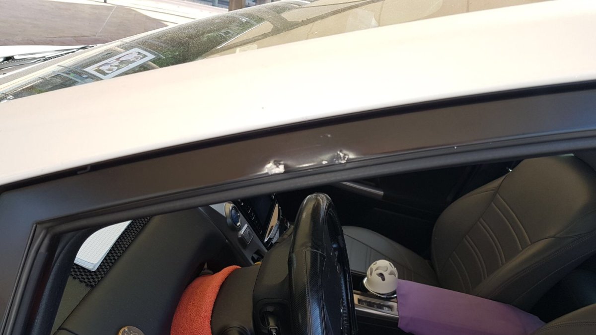 Daños en el marco de la ventanilla del taxista