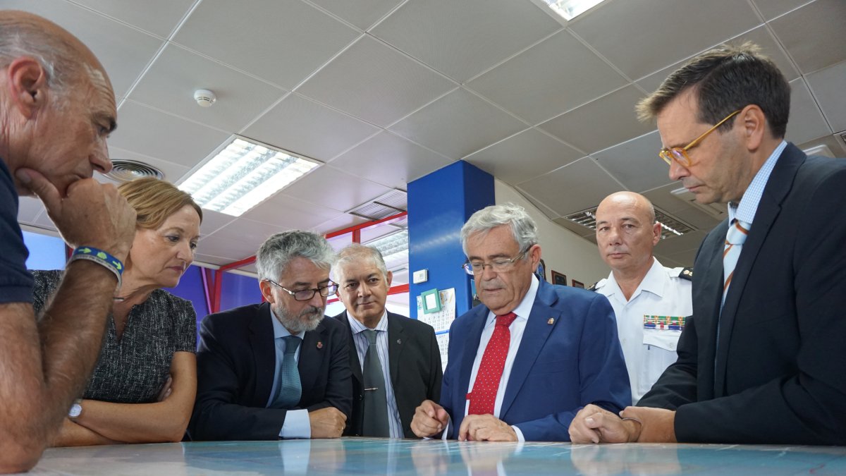 Autoridades visitan la torre de Salvamento Marítimo en Almería