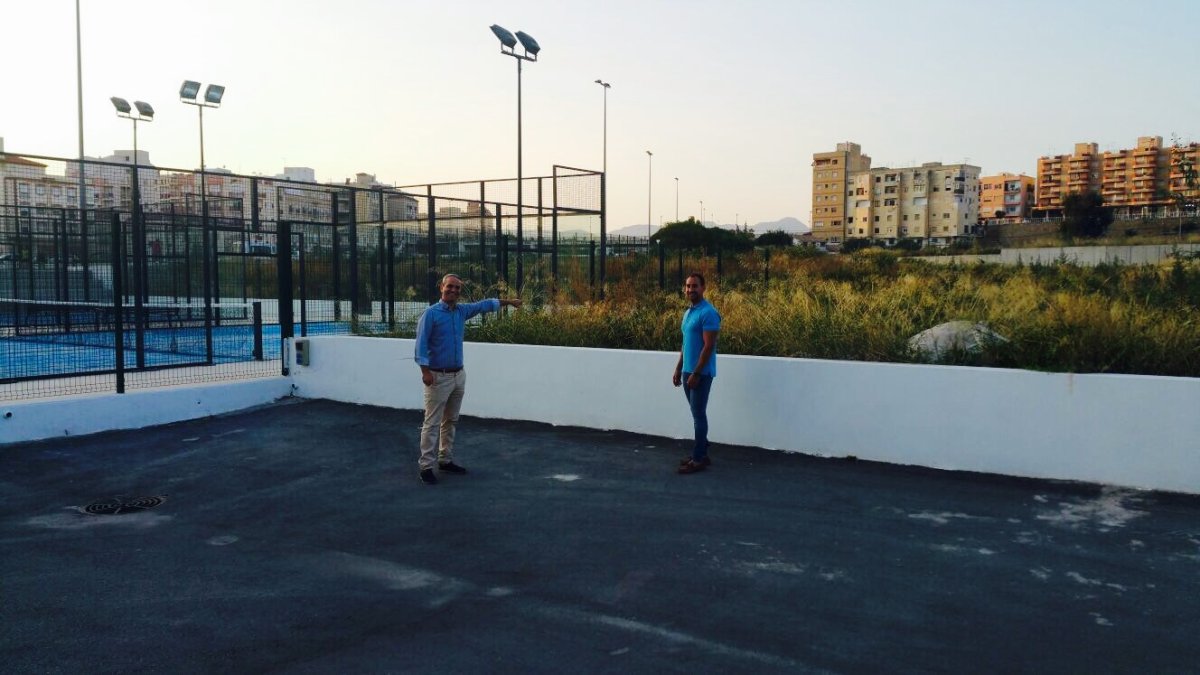 Concejales de Deportes y Hacienda supervisando la zona.