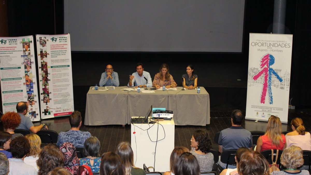 Coloquio en la sala B del Teatro Auditorio de El Ejido sobre la explotación sexual y la trata de seres humanos.
