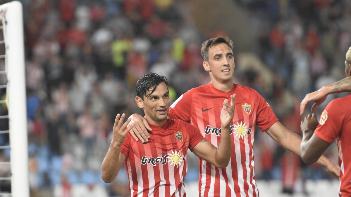 Tino Costa celebrando su gol.