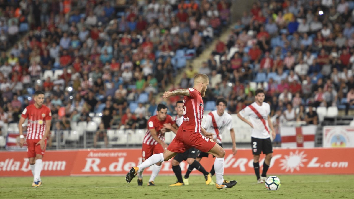Morcillo marcando el penalti al Sevilla Atlético.